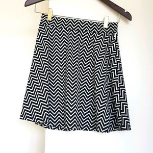 Black and white patterned xsmall flare skirt